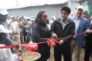 Minister of International Development Harjit Sajjan and Member of Parliament Arielle Kayabaga cut a ribbon while meeting 4R Solution project beneficiaries in Ethiopia.
